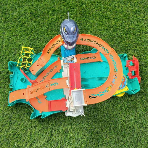 HotWheels Shark Pist mint, no car included