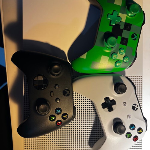 Xbox One S 500GB console like new with 3 wireless controllers Minecraft Creeper edition