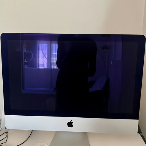 Apple iMac 21.5” 2019 with original keyboard, mouse and power cable