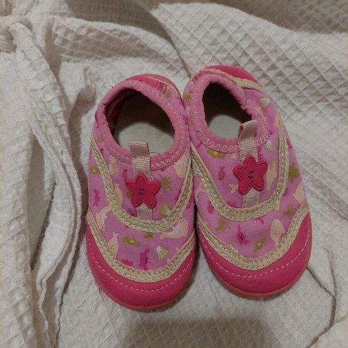No20 beach shoes for girls used