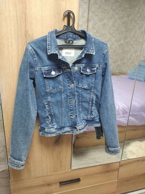 Only women's denim jacket used, size M, medium blue