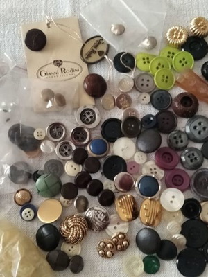 Κουμπιά ραπτικής μεταχειρισμένα, επώνυμα και μη