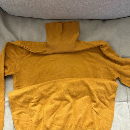Baker’s men’s turtleneck used, size M, camel color
