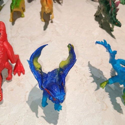 Dinosaur figures like new, set of 17 with dragons