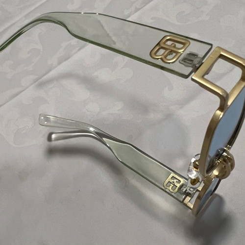 Men's sunglasses used with gold rectangular frame and blue lens