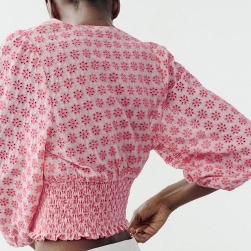 Zara pink floral top with embroidery, V-neck and puff sleeves like new