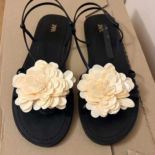 Zara Black Leather Sandals with Cream Flower Size 37 Like New