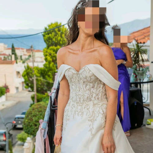 Wedding dress satin ivory like new with crystals, princess style