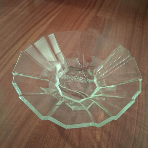 Glass serving bowl like new with geometric design