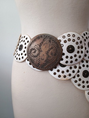 White belt with bronze details used, adjustable size