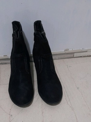 Voi Noi black suede ankle boots new with heel
