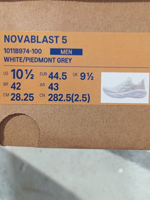 Asics Novablast 5 men's running shoes, white and grey