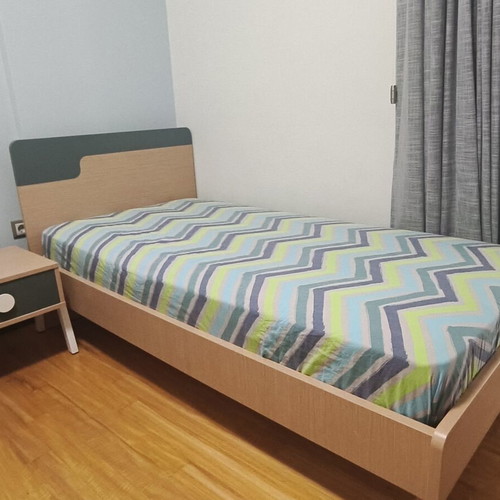 Children's bed and nightstand like new, melamine, 90x190 cm mattress
