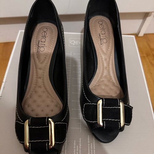 Beira Rio black sandals with gold buckle like new, size 35