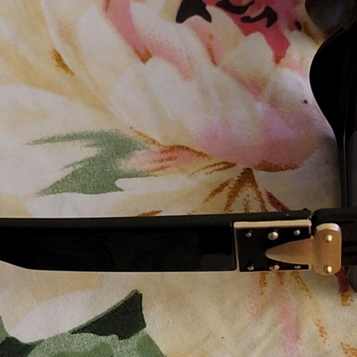 Sunglasses with mirrored lenses