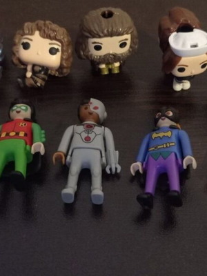 Kinder Stranger Things Harry Potter DC Heroes figures pack of 14 like new