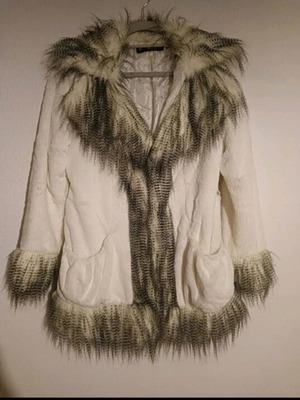 Faux fur coat like new, size M/L, white with quilted lining