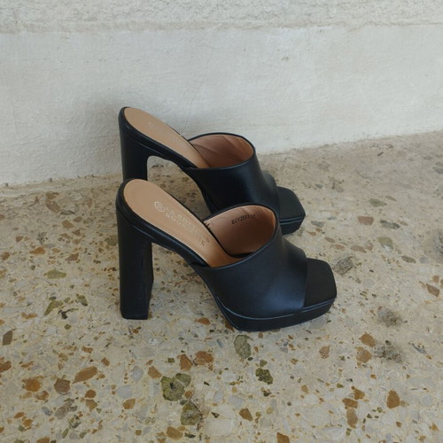 Bozikis mules size 38, like new, black