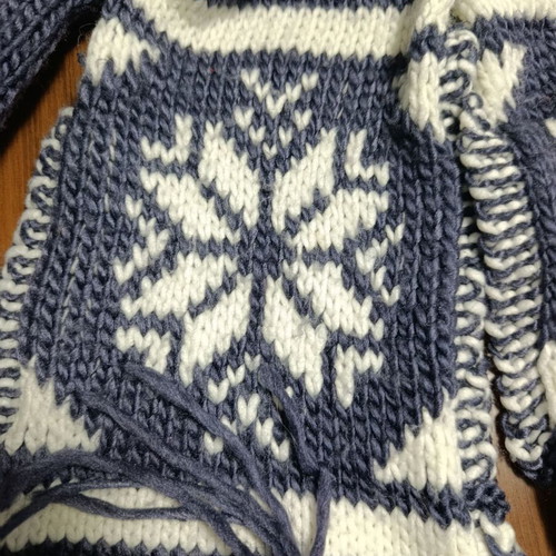 Wool scarf gray with white patterns like new