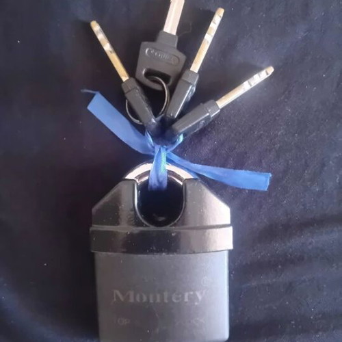 Montery padlock like new with vinyl cover and 4 keys