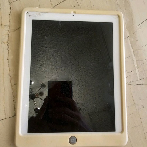 Ipad 2 16gb used with cracks on two corners, with box and original charger