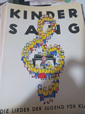 Kinder Sang new in German, Klavier