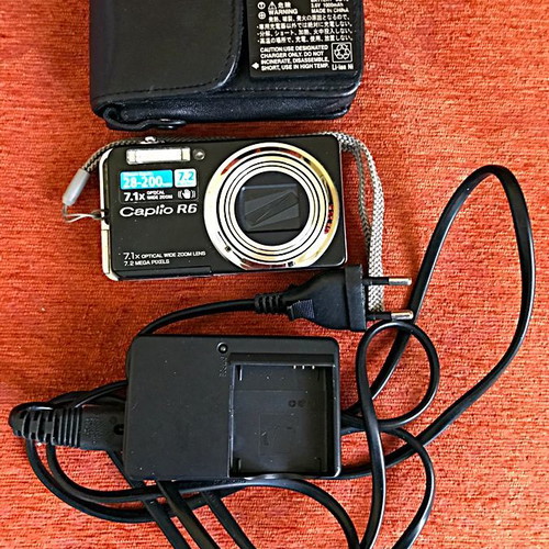 Mini digital camera RICOH Caplio R6 new with leather case