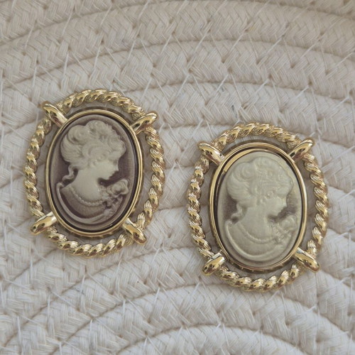 Vintage Cameo Earrings new, beige and gold details