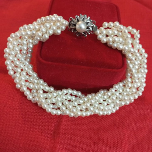 Bracelet with faux pearls and metal clasp like new