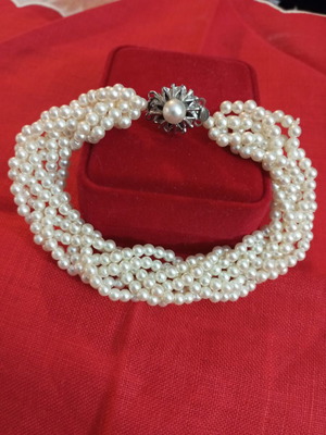 Bracelet with faux pearls and metal clasp like new