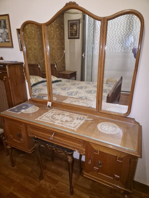 Vintage bedroom vanity with triple mirror and glass, like new