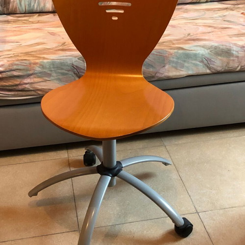 Neoset office chair used, missing two wheels