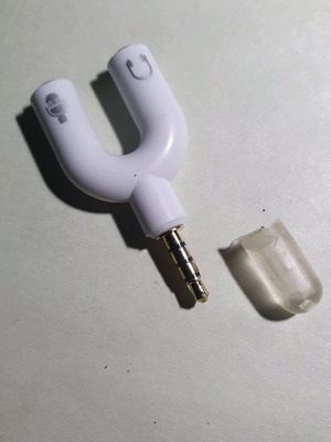 Адаптер 3,5 mm аудио сплитер за микрофон и слушалки нов, бял