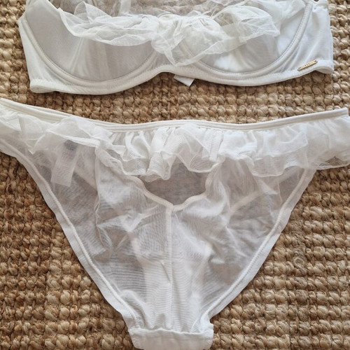 Blubella lingerie set new, white, includes black panty gift
