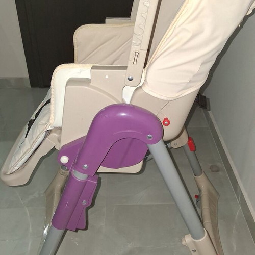Adjustable Baby High Chair like new with double tray and wheels