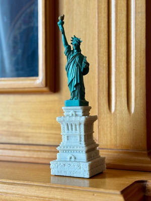 Vintage Statue of Liberty Colbar 1991 like new, collectible