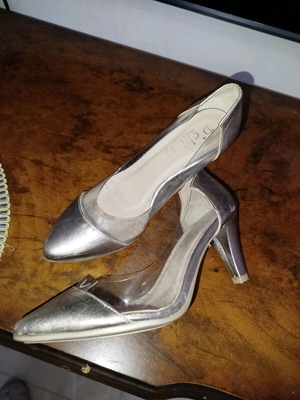D'chicas Size 36 Gold Leather Anatomical Pumps Like New