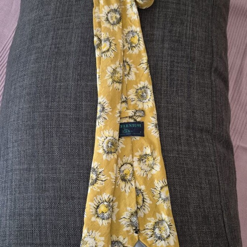 Silk tie like new, gray and yellow floral pattern