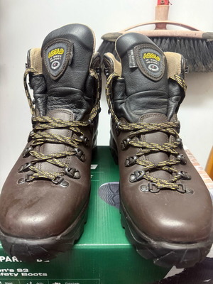 Asolo leather boots with Vibram sole like new, size 44