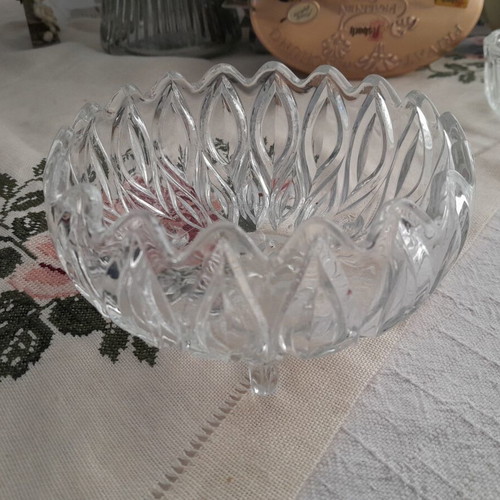 Vintage glass bonbonniere with 3 legs like new