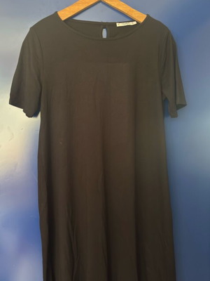 Black women's short-sleeve dress Pull & Bear like new with buttons
