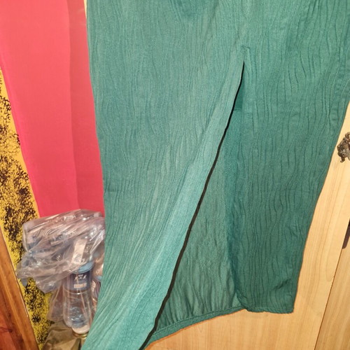 Skirt green size L like new with slit