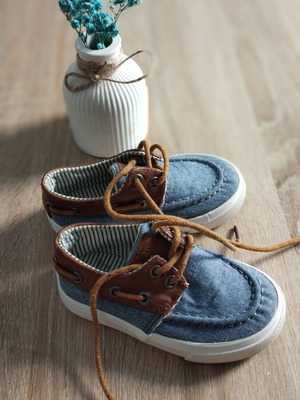 Zippy fabric baby shoes size 21, blue denim with brown details