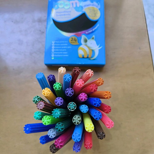 School supplies painting set like new, 25 chalks, 71 markers