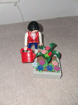 Playmobil σετ φιγούρας κηπουρού με ποτιστήρι και παρτέρι με λουλούδια