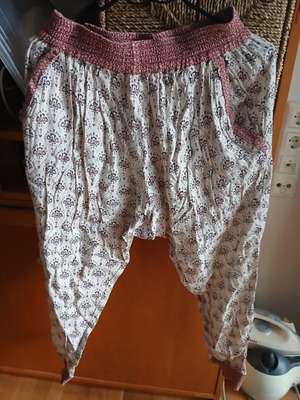 Salvari-type pants used, in good condition