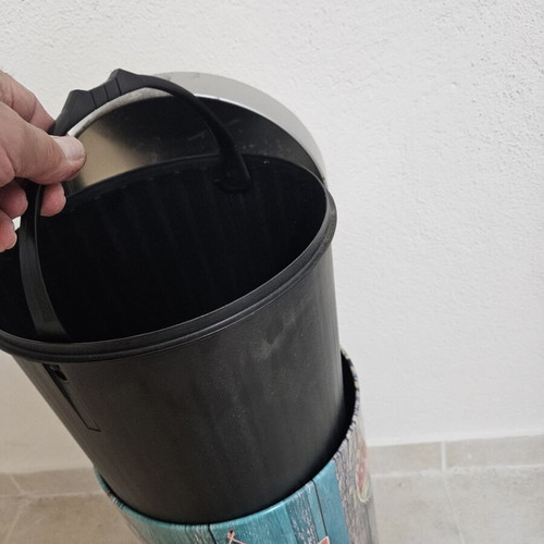 Metal pedal bin like new, 25 liters