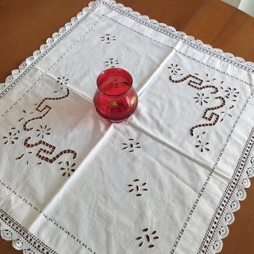 Handmade Richelieu Tablecloth Vintage 1960 like new, 65x70 cm
