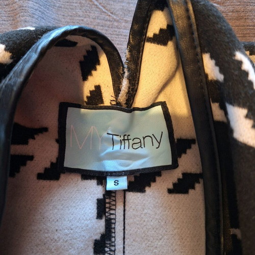 Women's checked poncho like new, black and white