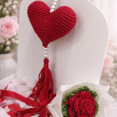 Knitted red rose and heart keychain Valentine's set, new